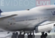 طائرة ضخمة تصطدم بمدرج لوس أنجلوس عند هبوطها.. شاهد