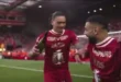 شاهد.. ردة فعل محمد صلاح عند محاولة زميله سكب الخمر عليه أثناء الاحتفال بتتويج ليفربول بالدوري الانجليزي