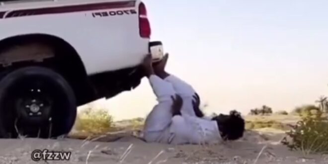 شخص يلجأ لطريقة غريبة ليحرر سيارته التي علقت في الرمال.. فيديو