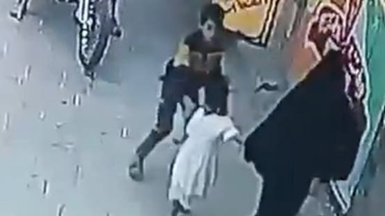 في وضح النهار.. شاهد طفلاً ينقذ شقيقته من محاولة اختطاف باليمن