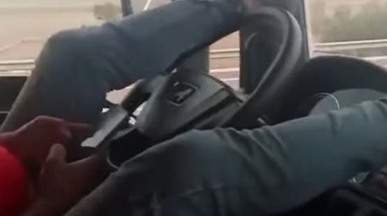 فيديو لسائق متهوّر يقود شاحنة ثقيلة بقدميه يثير موجة انتقادات