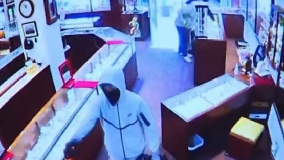 سرقوا مجوهرات بـ 2 مليون دولار في دقيقتين.. فيديو يوثق