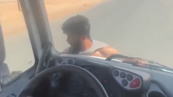 ترك شاحنته تسير وحدها.. فيديو لسائق ليبي يثير الغضب