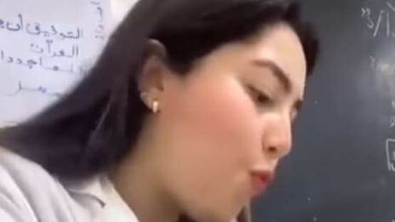 فيديو لمعلمة تدرس تلاميذها بطريقة مبتكرة يشغل الجزائريين