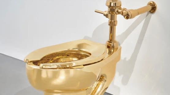 نسخة أولى سرقت في إنجلترا.. بيع مرحاض ذهبي بـ12 مليون دولار
