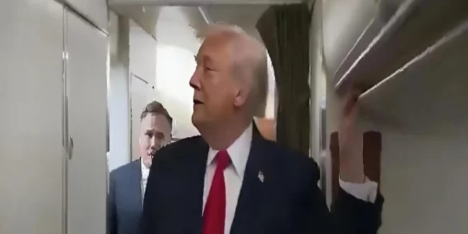 بالفيديو: ردة فعل ترامب بعد فتح أحد الأشخاص باب حمام الطائرة أثناء وقوفه بجانبه