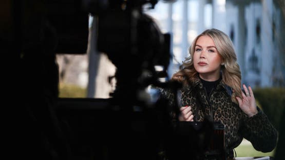 “فيلر” وتجاعيد.. صورة المتحدثة باسم البيت الأبيض تشغل التواصل