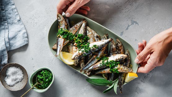 السردين أم التونة… أيهما أغنى بأحماض أوميغا-3 والبروتين؟