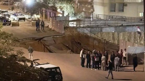 هبوط أرضي بالقاهرة الجديدة يثير ذعراً.. والسلطات تتحرك