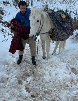 مغربي يوثق حياة الجبال القاسية في الشتاء.. والآلاف يتفاعلون معه