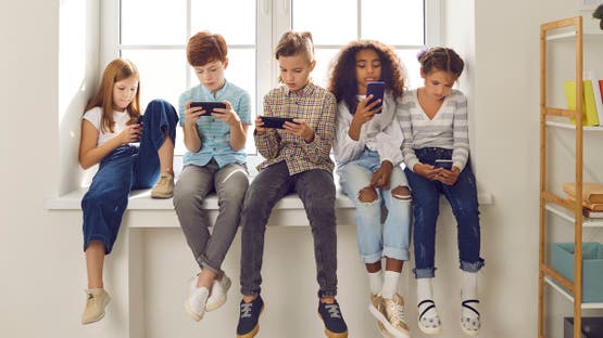 هل تؤذي مقاطع الفيديو القصيرة عقول الأطفال والشباب؟.. العلم يجيب