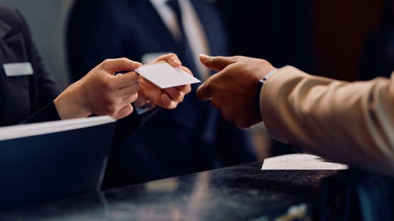 جدل واسع في مصر بعد منع فتاة من الإقامة بفندق في بورسعيد