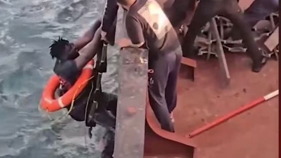 لحظات تحبس الأنفاس.. قبطان مصري يوثق عملية إنقاذ من قلب أمواج المتوسط