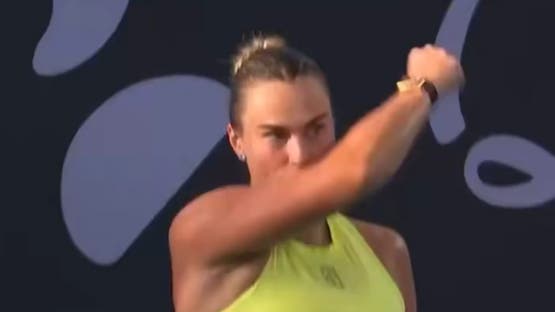 نجمة التنس “تقبّل” عضلاتها بعد الفوز بالبطولة أمام منافستها “المشكّكة”