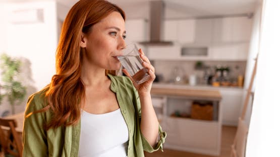 قبل الشرب.. طريقة سهلة لإزالة “البلاستيك” من المياه