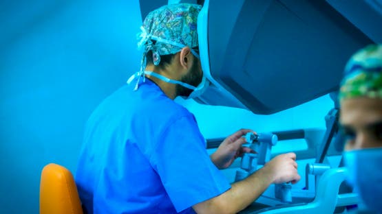 إنجاز سعودي عالمي.. زراعة كبد مريض بالروبوت