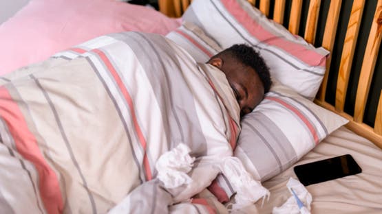 مسؤول أمني مصري سابق يحذر: لا تصطحبوا هواتفكم لغرفة النوم ودورة المياه