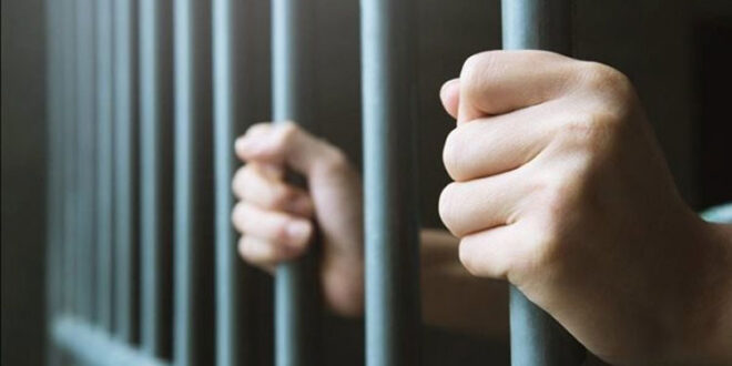 نشر مقاطع فيديو متباهياً بغنائمه .. القبض على “أغبى لص في بريطانيا”