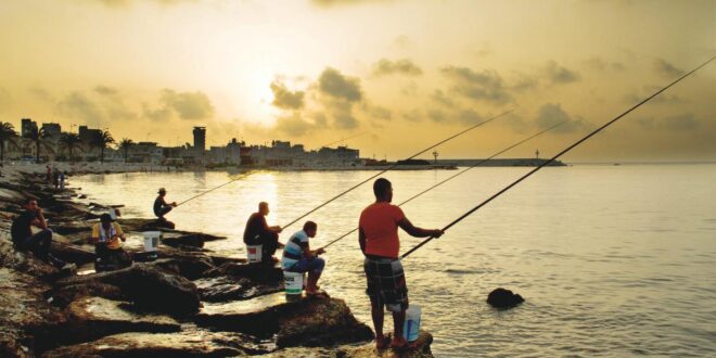 صياد تركي رمى صنارته في البحر فاصطاد جثة بكامل ملابسها