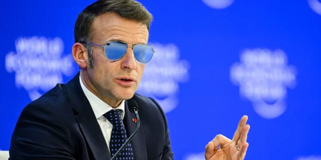 إقبال كبير على نظارات «آي فيجن» التي ارتداها ماكرون في دافوس