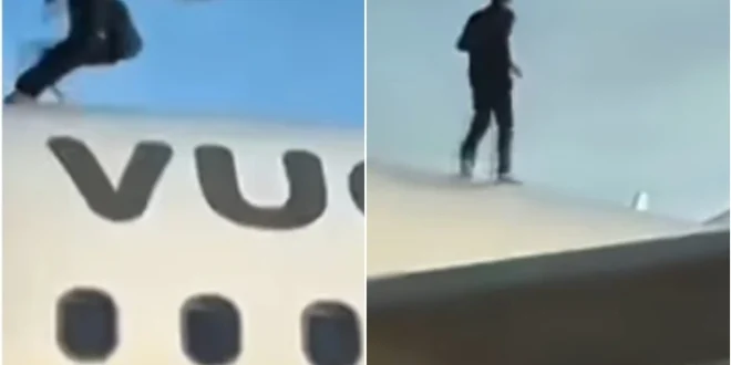 تسبب في تأخير الرحلة.. بالفيديو: شاب يصعد فوق سقف طائرة ركاب ويستفز العاملين في المطار بحركات غريبة
