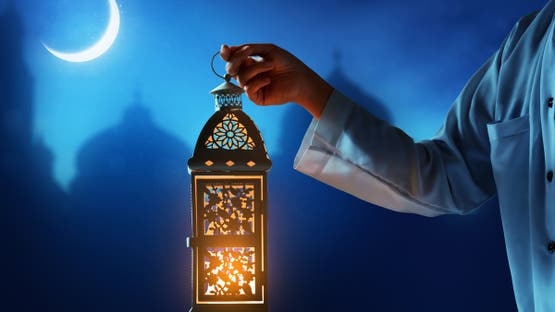 بين مصر والسعودية.. ما حكم صيام المسافر بين بلدين اختلفا برؤية الهلال؟