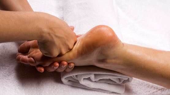 هل يؤثر حذاؤك على عقلك؟.. علماء يجيبون