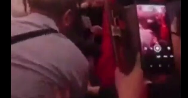 اشتباك عنيف بالأيدي واللكمات بين ركاب طائرة متجهة إلى بريطانيا