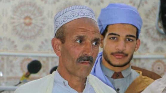 عثر على 10 آلاف دولار بالقمامة.. عامل نظافة شغل الجزائر يروي