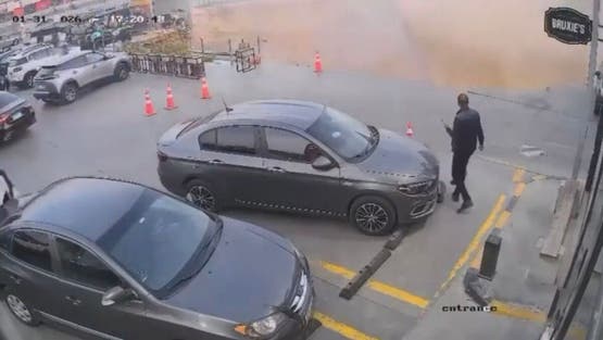 فيديو مرعب لهبوط أرضي يبتلع جزءاً من محطة وقود في مصر