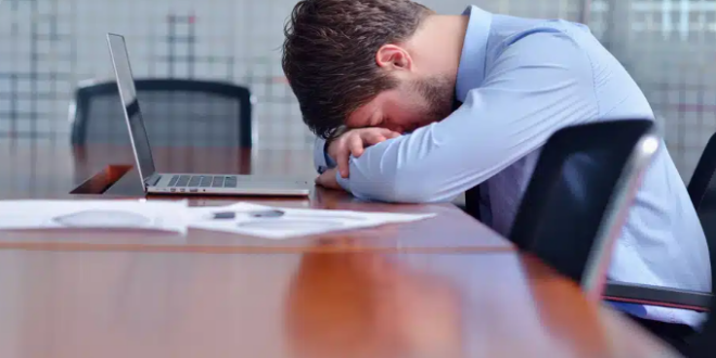 موظف يُفصل من وظيفته بسبب غمضة عين