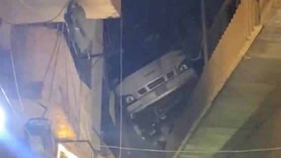 حادث غريب بمصر.. باص سقط من جسر واستقر على شرفة منزل