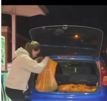 بالفيديو.. قائدة مركبة بريطانية تعبئ البنزين داخل أكياس بلاستيك خوفًا من نقص الوقود