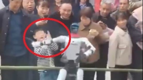 موقف صادم.. “روبوت” يصفع طفلاً على وجهه أمام الملأ