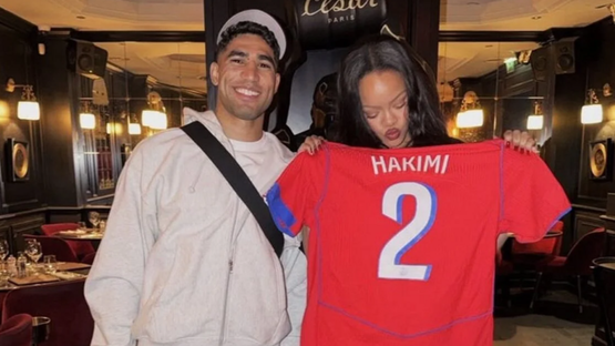 فيديو أشعل التواصل.. حكيمي يهدي ريهانا قميصاً لباريس سان جيرمان