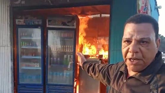 فيديو صادم لمصري يشعل النيران بمصدر رزقه.. والسلطات توضح