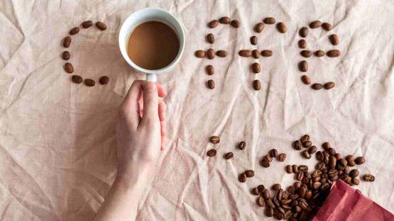 الكافيين تحت المجهر.. صديق وفي للبشرة أم عدو خفي