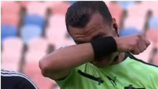 غادر الملعب باكياً.. إصابة خطيرة لحكم مباراة بالدوري المصري