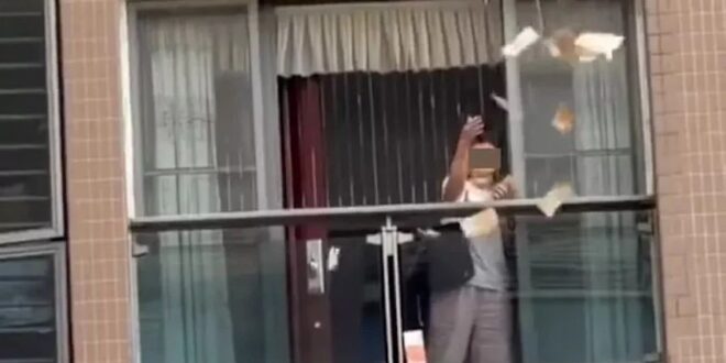 صينية ترمي مليون دولار من شرفة المنزل وتشل حركة المرور
