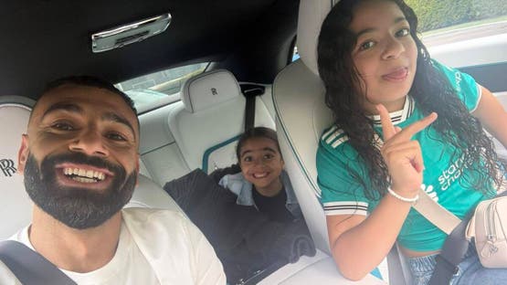 محمد صلاح يشارك جمهوره البهجة مع ابنتيه مكة وكيان