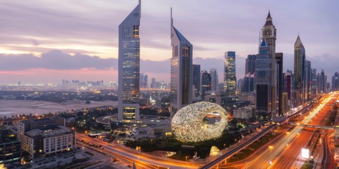 “طيران الإمارات” توفر إقامة فندقية مجانية لمسافريها في دبي