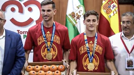 “طماطم”.. أغرب تكريم لغافي ورويز بعد فوز إسبانيا بكأس العالم