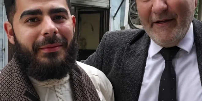 بعد 13 عامًا.. بالفيديو: شاب سوري يعود إلى المكان الذي ظهر فيه طفلًا أثناء قصف حمص