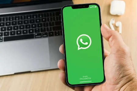 بدلاً من iCloud.. ميزة ثورية من «واتساب» تحل أكبر أزمة لمستخدمي آيفون