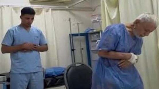 لقطة إنسانية لممرض مصري يساعد مسناً على الصلاة.. والنقابة تكرمه
