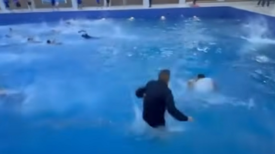 ضابط شغل العراقيين.. قفز في مسبح بزيه العسكري لإنقاذ طفل